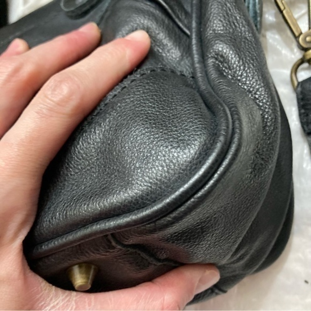 Liebeskind Berlin black leather crossbody bag - Picture 5 of 10